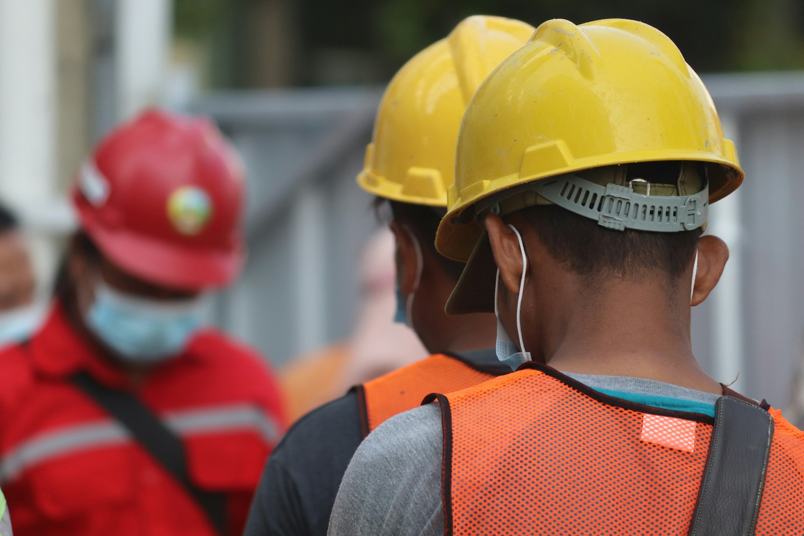 Equipo de seguridad industrial en obra